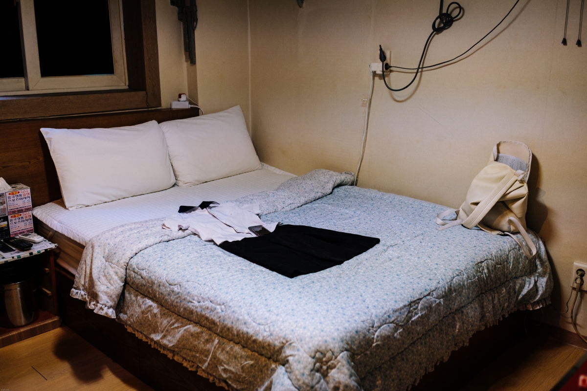 허름한 모텔방 침대 위에 교복과 스마트폰이 놓여 있다. 아동·청소년 대상 성착취 범죄의 심각성을 알리기 위한 전시회에서 연출된 모습.  십대여성인권센터 제공