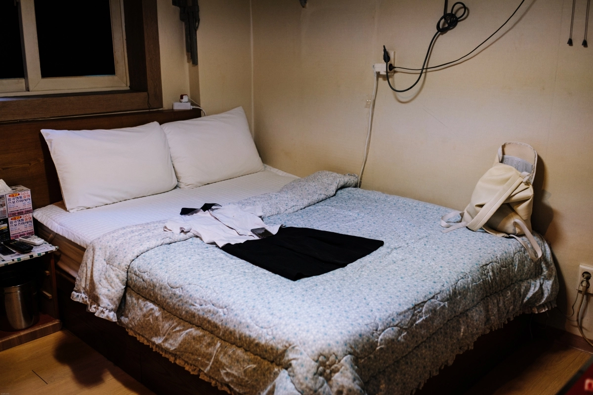 허름한 모텔방 침대 위에 교복과 스마트폰이 놓여 있다. 아동·청소년 대상 성착취 범죄의 심각성을 알리기 위한 전시회에서 연출된 모습.  십대여성인권센터 제공
