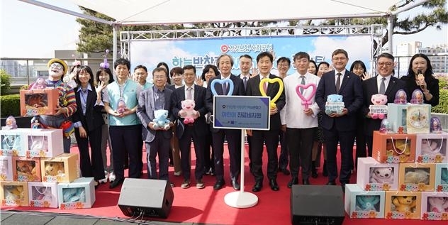 지난 24일 국민건강보험 일산병원에서 열린 ‘하늘반창고 아동·청소년 진료비 지원사업’ 기부금 전달식에서 참석자들이 아이들의 쾌유를 기원하며 기념촬영을 하고 있다. 국민건강보험공단 제공