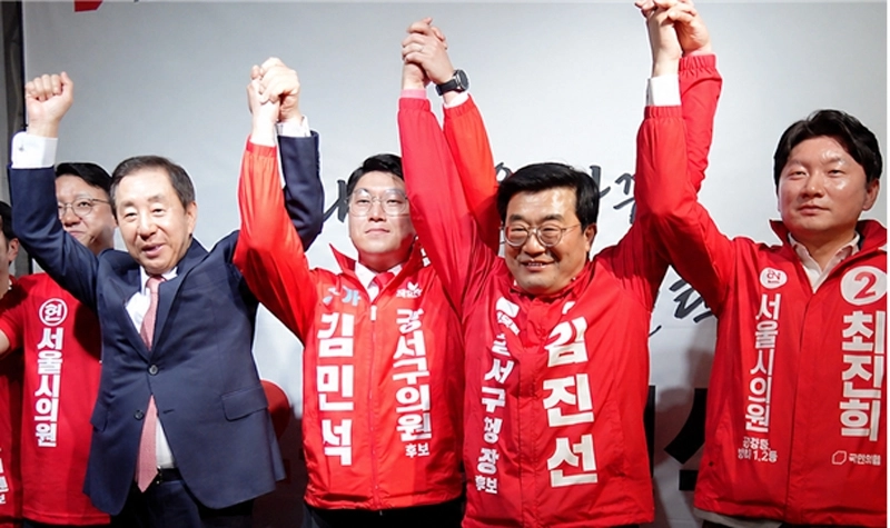 지난 25일 열린 김민석(왼쪽 두번째) 서울 강서구의원 후보 선거사무소 개소식에서 참석자들이 만세를 부르고 있다. 사진: 김민석 의원 제공.