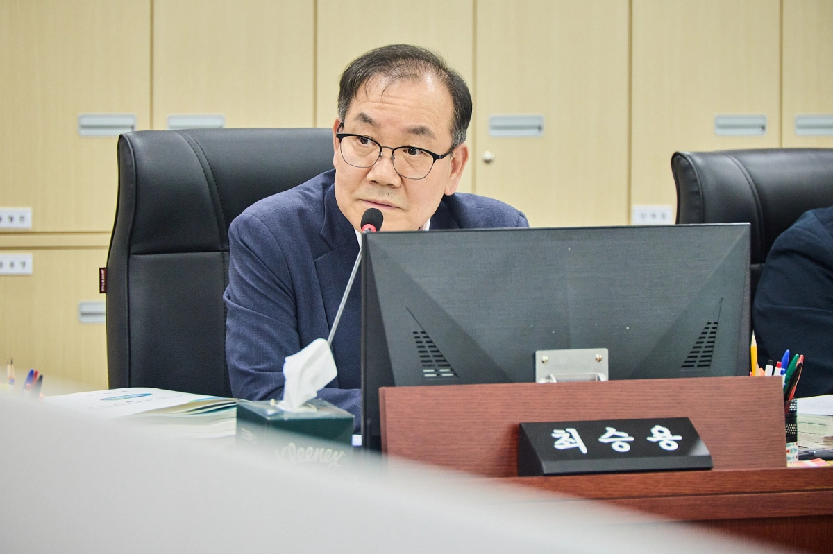 최승용 의원이 23일 ‘2026년도 제1회 추가경정예산안’ 심사에서 경기도 예산을 총괄하는 기조실을 대상으로 질의하고 있다.(사진=경기도의회)