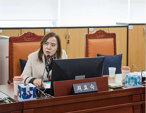 최효숙 의원이 23일 열린 ‘2026년도 제1회 추가경정 예산안’ 상임위 심사에서 이민사회국 대상으로 질의하고 있다.(사진=경기도의회)