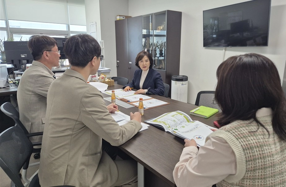 김영희 의원이 27일 경기도교육청특수교육원과 정담회를 갖고, 특수교육원 리모델링 계획과 시설 개선 방향에 대해 논의하고 있다.(사진=경기도의회)