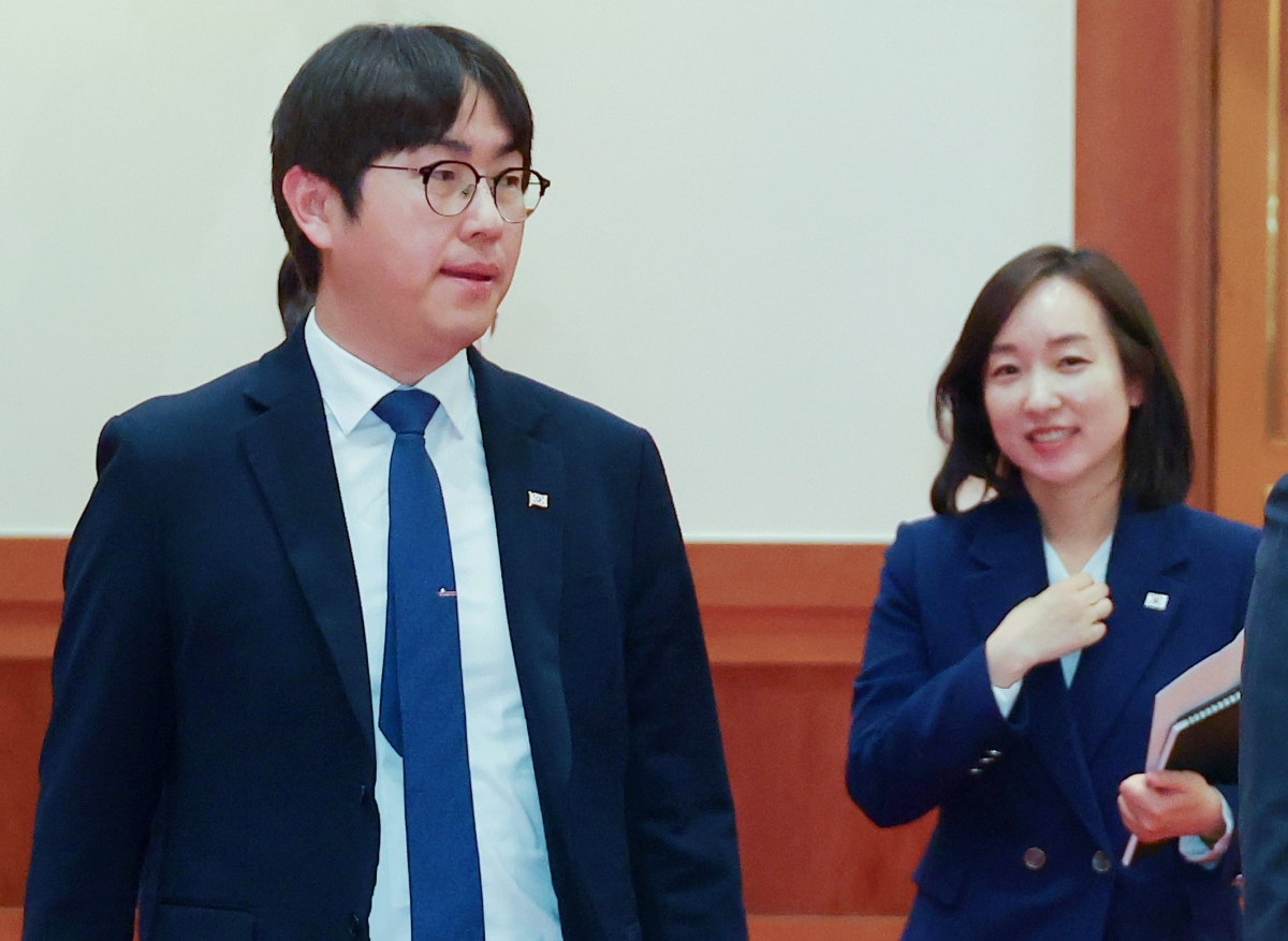 접견실 들어서는 하정우-전은수