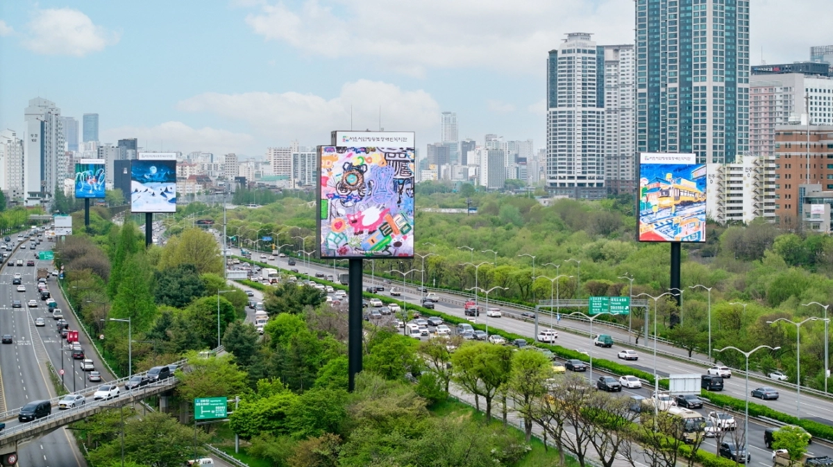 서울 올림픽대로 여의도에서 노량진 구간에 있는 대형 발광다이오드(LED) 전광판에서 영등포구 발달장애인 문화예술작가 양성과정 ‘앗뜨(ART)’ 예비작가들의 작품이 송출되고 있다. 한국지방재정공제회 제공