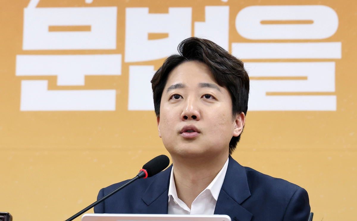 개혁신당 이준석 대표가 27일 국회에서 열린 최고위원회의에서 모두발언을 하고 있다. 연합뉴스