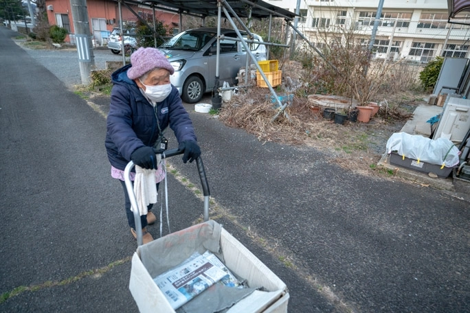 와타나베가 수레를 끌고 신문 배달을 하는 모습. 기네스 월드레코드 제공