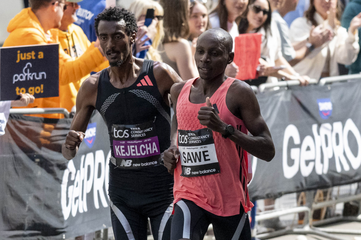 사바스티안 사웨(오른쪽)와 요미프 케젤차가 26일(현지시간) 영국 런던에서 열린 2026 런던 마라톤 남자부 경기에서 선두 경쟁을 펼치고 있다. 사웨는 1시간 59분 30초에 완주하며 인류 최초로 공식 마라톤 대회에서 ‘서브2’를 달성했고, 이번 대회가 마라톤 데뷔전이었던 케젤차도 1시간 59분 41초로 준우승을 차지했다. 런던 신화 연합뉴스