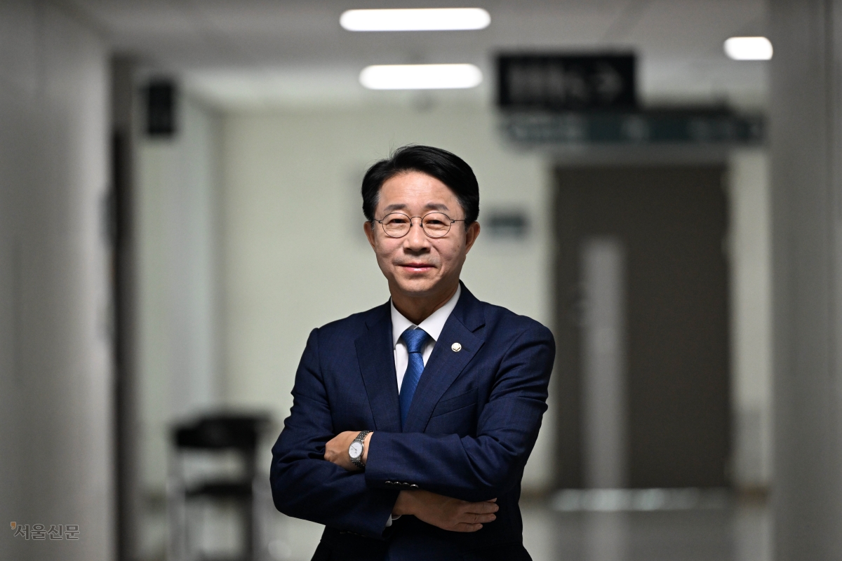 22대 후반기 국회의장 선거에 도전하는 조정식 더불어민주당 의원이 27일 국회 의원회관에서 진행된 서울신문과의 인터뷰에 앞서 포즈를 취하고 있다. 조 의원은 2009년 ﻿미디어법 처리를 막기 위해 의장석으로 몸을 던졌던 일화를 소개하며 “평소에는 온화해 보여도 불의에 맞설 때는 강단 있게 행동한다”고 말했다. 홍윤기 기자