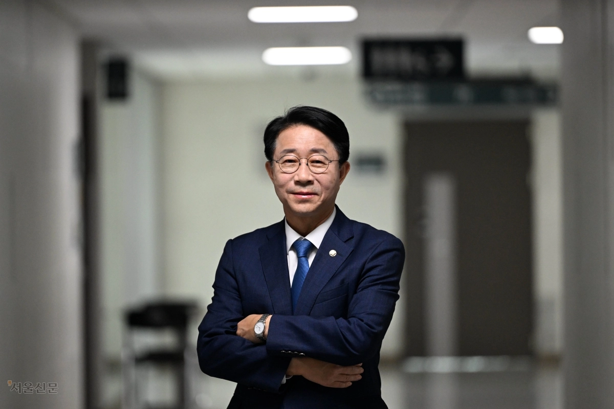22대 후반기 국회의장 선거에 도전하는 조정식 더불어민주당 의원이 27일 국회 의원회관에서 진행된 서울신문과의 인터뷰에 앞서 포즈를 취하고 있다. 조 의원은 2009년 ﻿미디어법 처리를 막기 위해 의장석으로 몸을 던졌던 일화를 소개하며 “평소에는 온화해 보여도 불의에 맞설 때는 강단 있게 행동한다”고 말했다. 홍윤기 기자