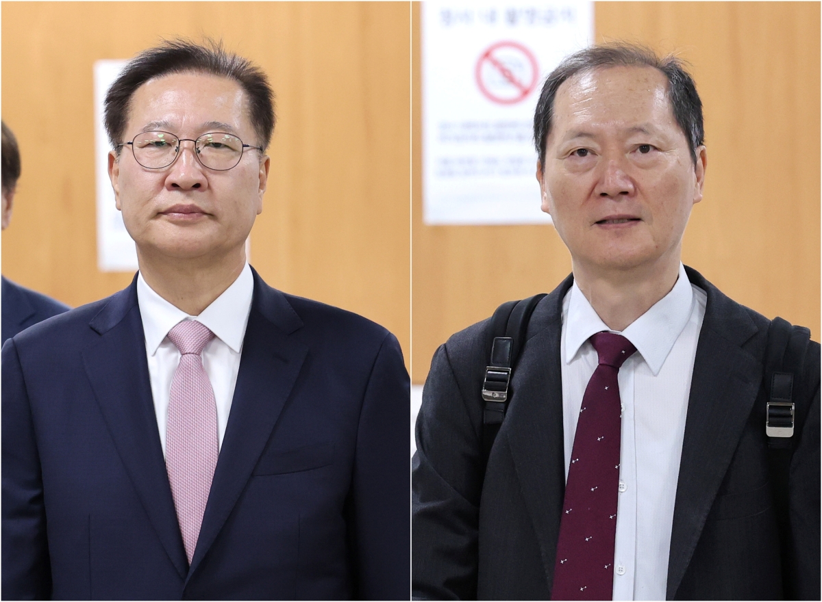 12·3 비상계엄 사태에 가담하고 김건희 여사의 수사 관련 청탁을 들어준 혐의로 기소된 박성재 전 법무부 장관(왼쪽)과 국회증언감정법 위반 혐의로 기소된 이완규 전 법제처장이 27일 서울 서초구 서울중앙지법에서 열린 1심 결심공판에 각각 출석하고 있다.  연합뉴스