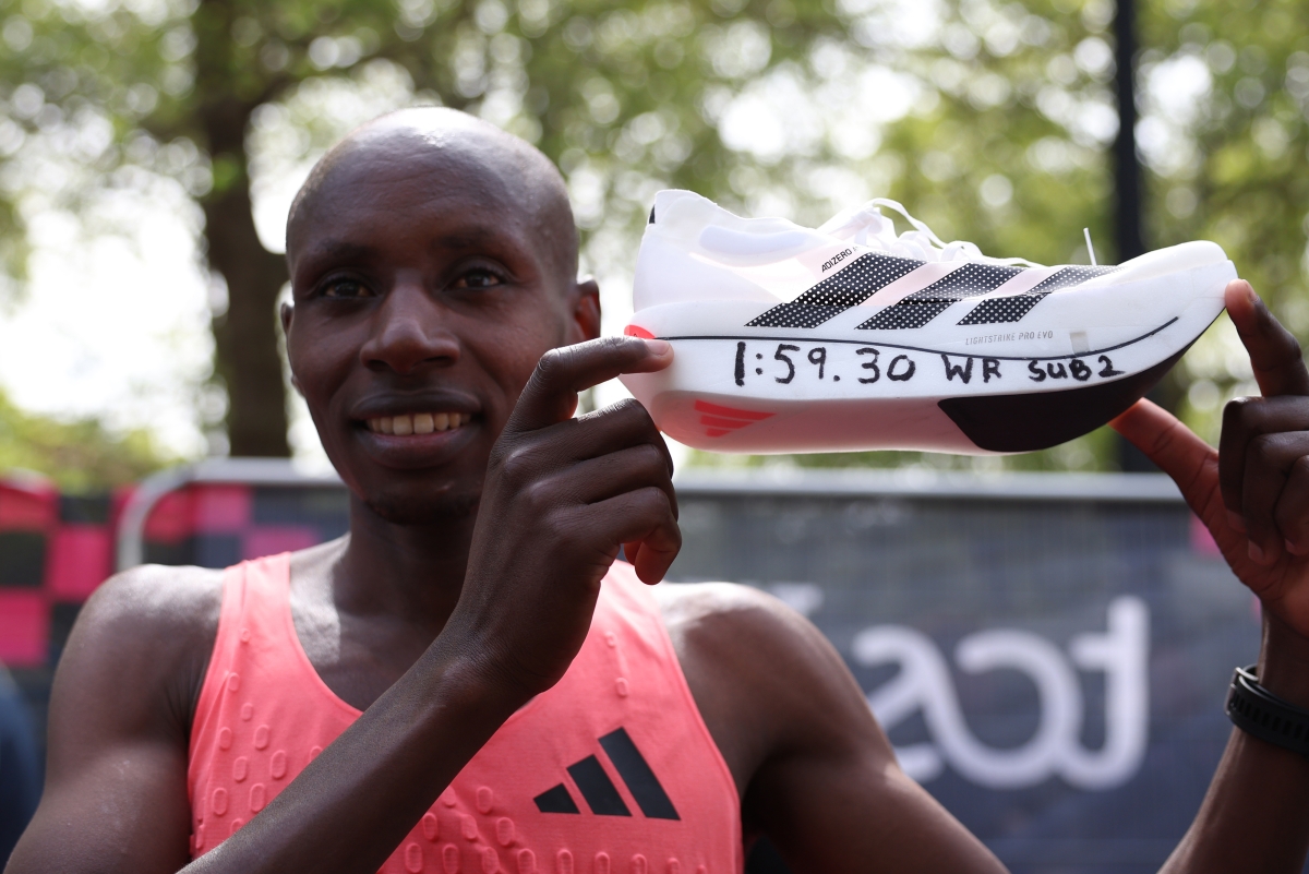 사웨가 세계 신기록 달성을 기념해 자신의 기록을 마라톤화에 써넣은 모습. 런던 신화 연합뉴스