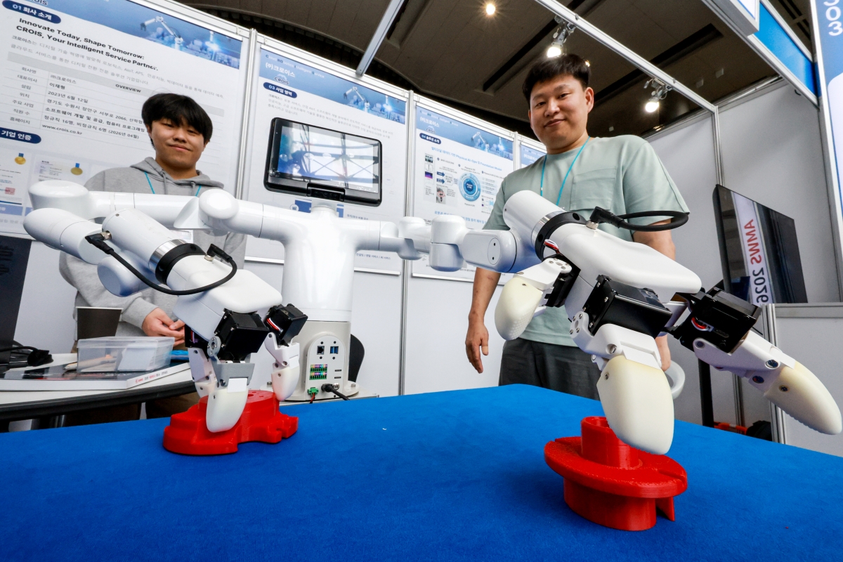27일 서울 강남구 코엑스 그랜드볼룸에서 열린 ‘2026 자율제조AI 월드쇼’에서 관계자들이 산업로봇을 소개하고 있다. 2026.4.27. 뉴스1