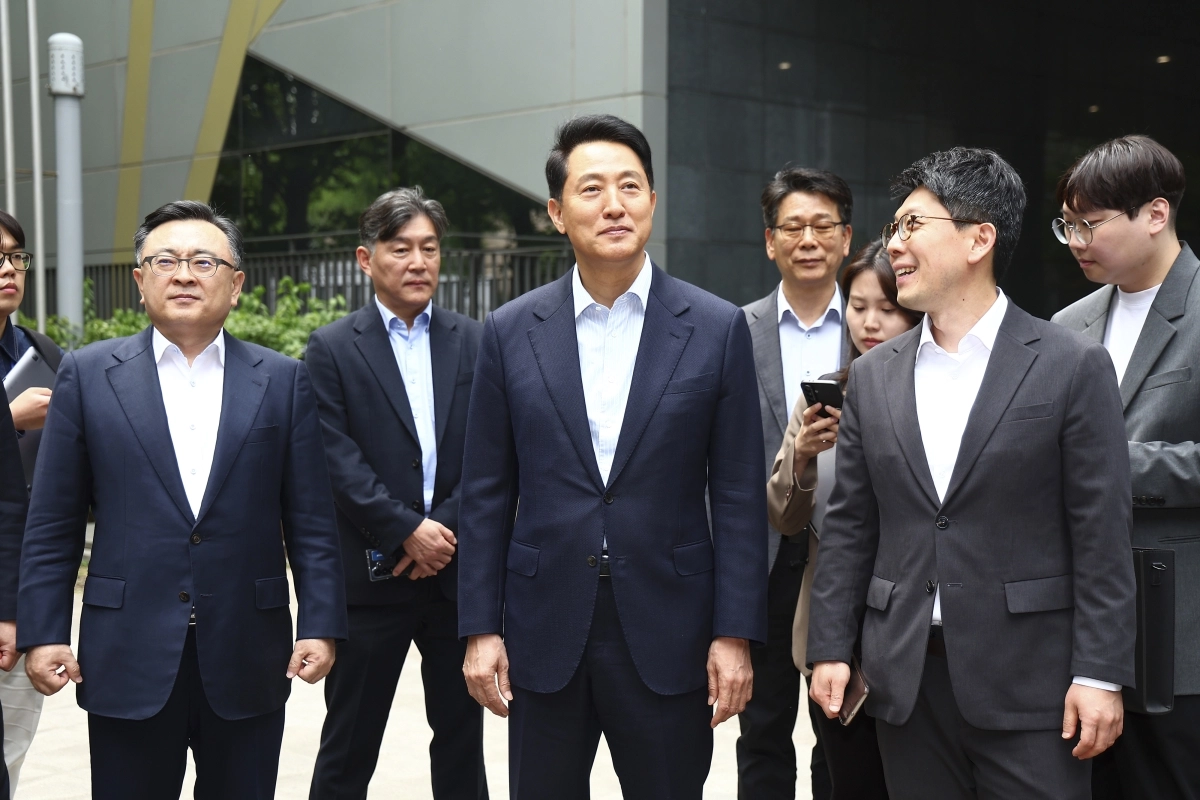 서울시청 나서는 오세훈 국민의힘 서울시장 후보