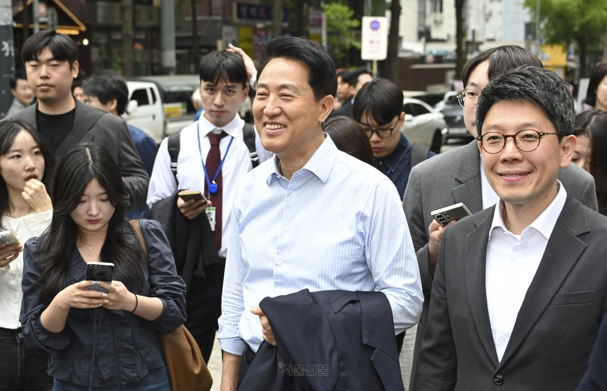 6·3지방선거 오세훈 국민의힘 서울시장 후보가 27일 청계천 인근을 지나며 시민들에게 인사하고 있다. 이지훈 기자