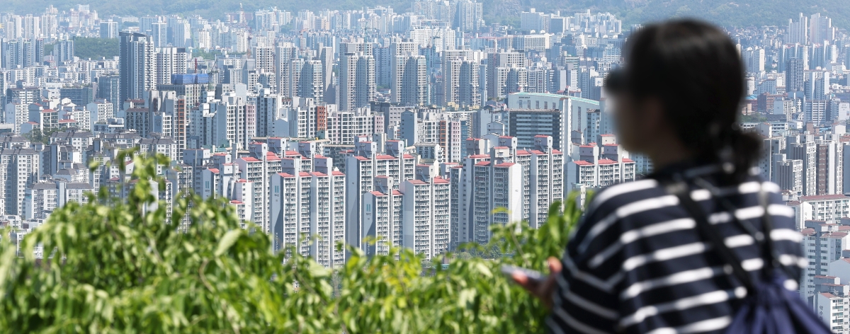 서울 아파트 전세 부족 현상이 전세가격 급등기였던 2021년 수준에 가까워진 것으로 나타났다. 사진은 26일 서울 남산에서 바라본 도심  아파트단지들.