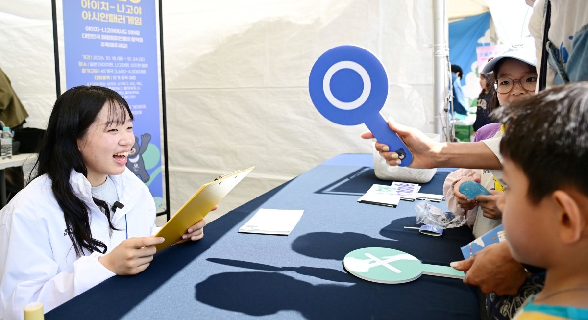 장애인체육 간판 김윤지가 26일 서울 송파구 올림픽공원에서 열린 스포츠주간 기념 ‘땀송송 운동해봄제’ 나답게 무브 홍보부스에서 시민들에게 패럴림픽을 주제로한 OX 퀴즈를 내고 있다. 2026.4.27 대한장애인체육회 제공