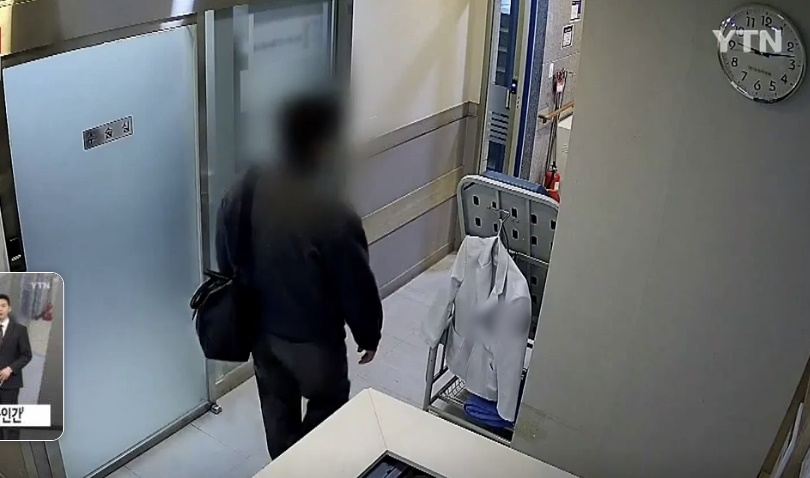 수술 중 병원 복도를 나서고 있는 마취과 의사. YTN 뉴스 캡처