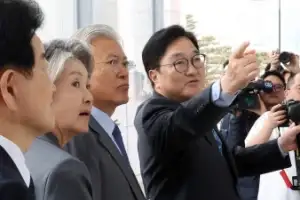 [포토] ‘계엄의 흔적 살피는’ 문재인 전 대통령