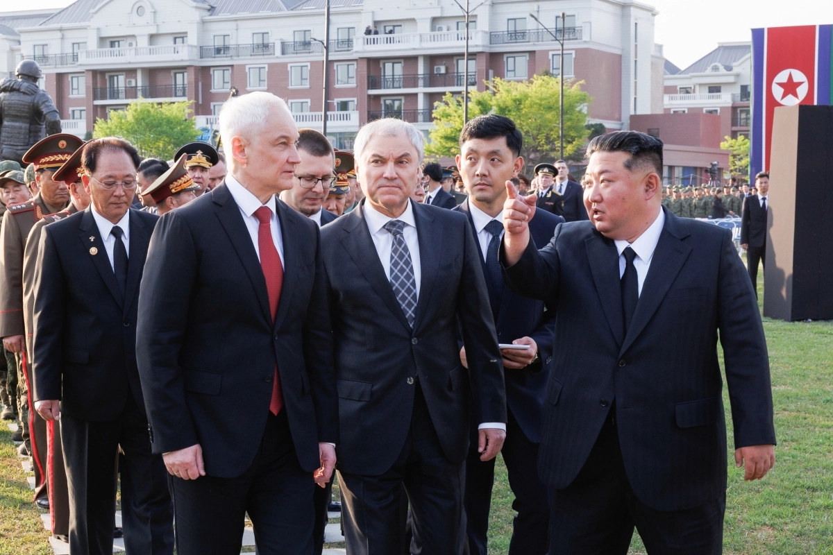 김정은(오른쪽) 북한 국무위원장이 지난 26일 평양에서 진행된 ‘해외군사작전 전투위훈기념관’ 준공식에 참석한 안드레이 벨로우소프(왼쪽 첫 번째) 러시아 국방장관, 뱌체슬라프 볼로딘(왼쪽 두 번째) 하원(국가두마) 의장과 이동하고 있다. 평양 타스 연합뉴스