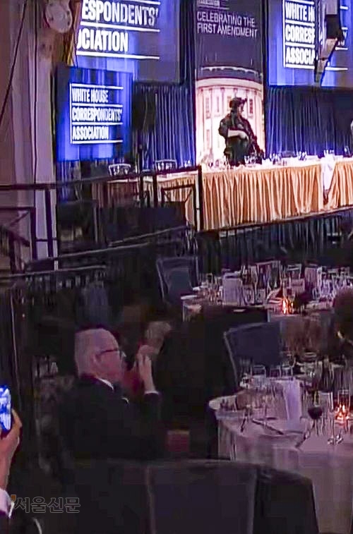 미국 백악관 출입기자단 만찬 행사장 총격 사건이 벌어진 지난 25일(현지시간) 연예·스포츠 에이전시인 크리에이티브 아티스트 에이전시(CAA) 소속 마이클 글랜츠 수석 에이전트가 혼란한 상황에서도 음식을 먹고 있다. 엑스(X) 캡처