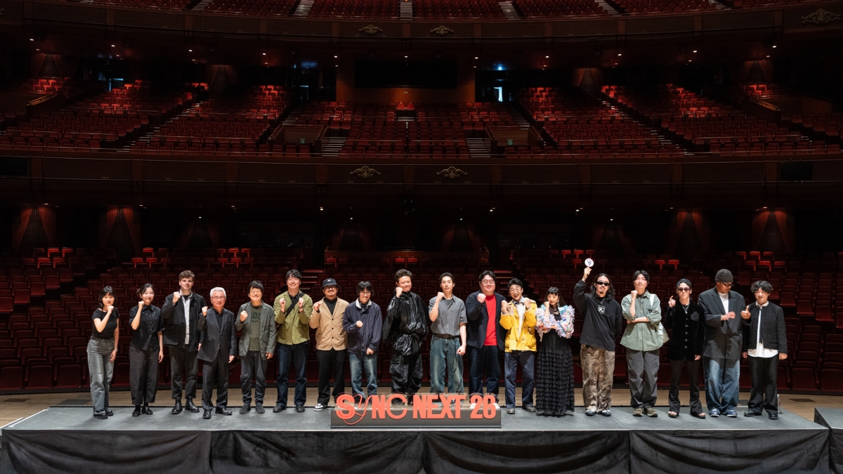 27일 서울 세종문화회관 대극장에서 열린 컨템퍼러리 시즌 ‘싱크 넥스트 26’ 제작발표회에 안호상(왼쪽에서 네 번째) 사장과 아티스트 16명, 이날 사회를 본 스탠드업 코미디언 원소윤(맨 왼쪽)이 기념촬영을 하고 있다.﻿ 세종문화회관 제공