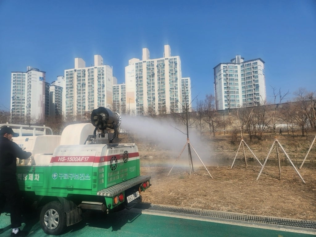 서울 구로구가 지난해 6월 안양천변에서 여름철 위생해충 발생에 대비해 특장차를 활용한 분무방역을 하고 있다. 구로구 제공