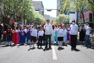 장군, 감축드립니다… ‘이순신 생일잔치’ 4만명 북적
