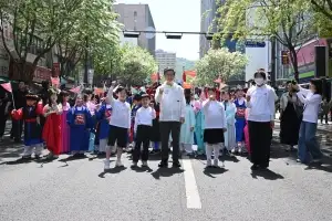 장군, 감축드립니다… ‘이순신 생일잔치’ 4만명 북적