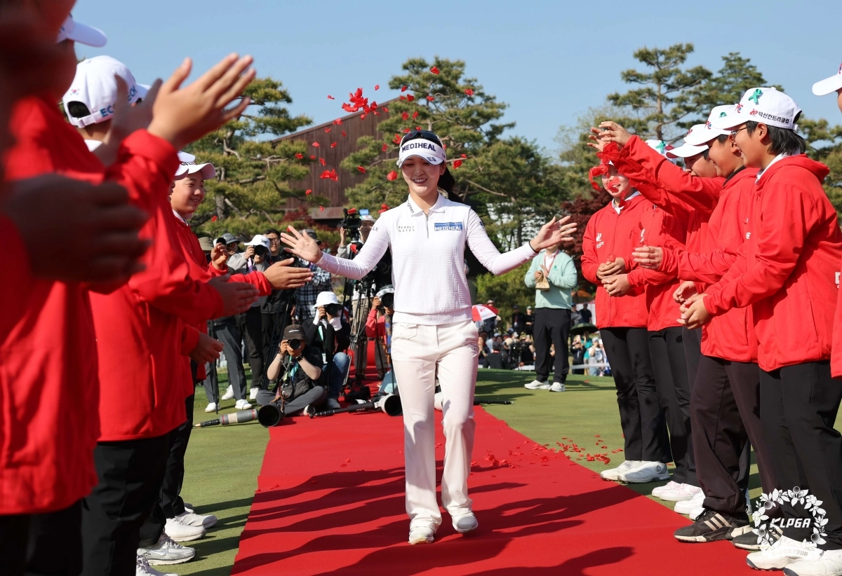 KLPGA투어 덕신 EPC 챔피언십 우승 시상식에 들어서는 이예원. KLPGA 제공.