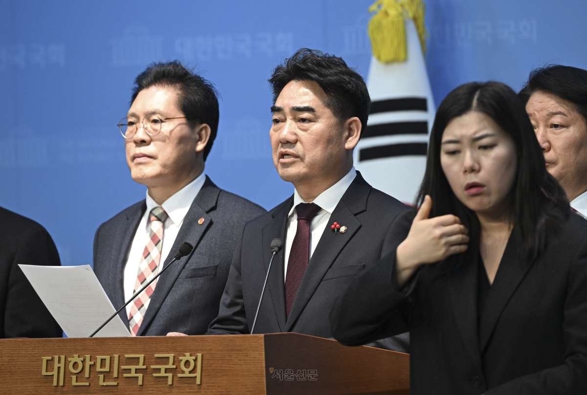 이성권 의원 등 국민의힘 당내 소장파 모임 ‘대안과 미래’ 소속 의원들이 1월 14일 서울 여의도 국회에서 한동훈 전 대표 제명 관련 입장 표명 및 의원총회 개최 촉구 기자회견을 열고 있다. 이지훈 기자