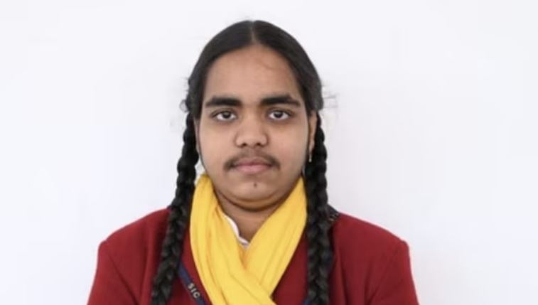 수염이 난 얼굴 때문에 온라인상에서 온갖 악플 세례에 시달리고도 최상위권 성적을 받은 인도의 여학생 프라치 니감. 힌두스탄타임스 캡처