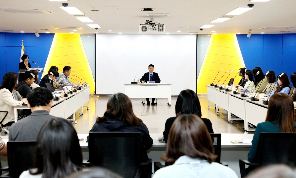 이계삼 안양시장 직무대행이 27일 ‘AI 업무혁신 아이디어 데모데이 회의’를 주재하고 있다. (안양시 제공)