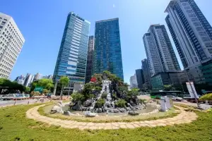 올 여름 공덕오거리 시원하겠네… 교통섬에 석가산 폭포 설치