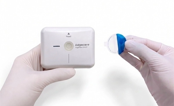 엣지케어 웨어러블 방광 모니터링 기기 ‘EdgeFlow UW20’와 엣지케어·㈜씨어스가 공동 개발한 초음파 젤 패드. (사진=엣지케어 제공)