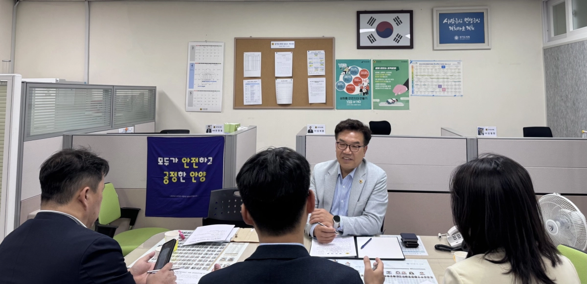 김철현 의원이27일 안양상담소에서 안양시 자율주행서비스 시범운행지구 추진계획을 보고받고 정책 방향을 점검하고 있다.(사진=경기도의회)