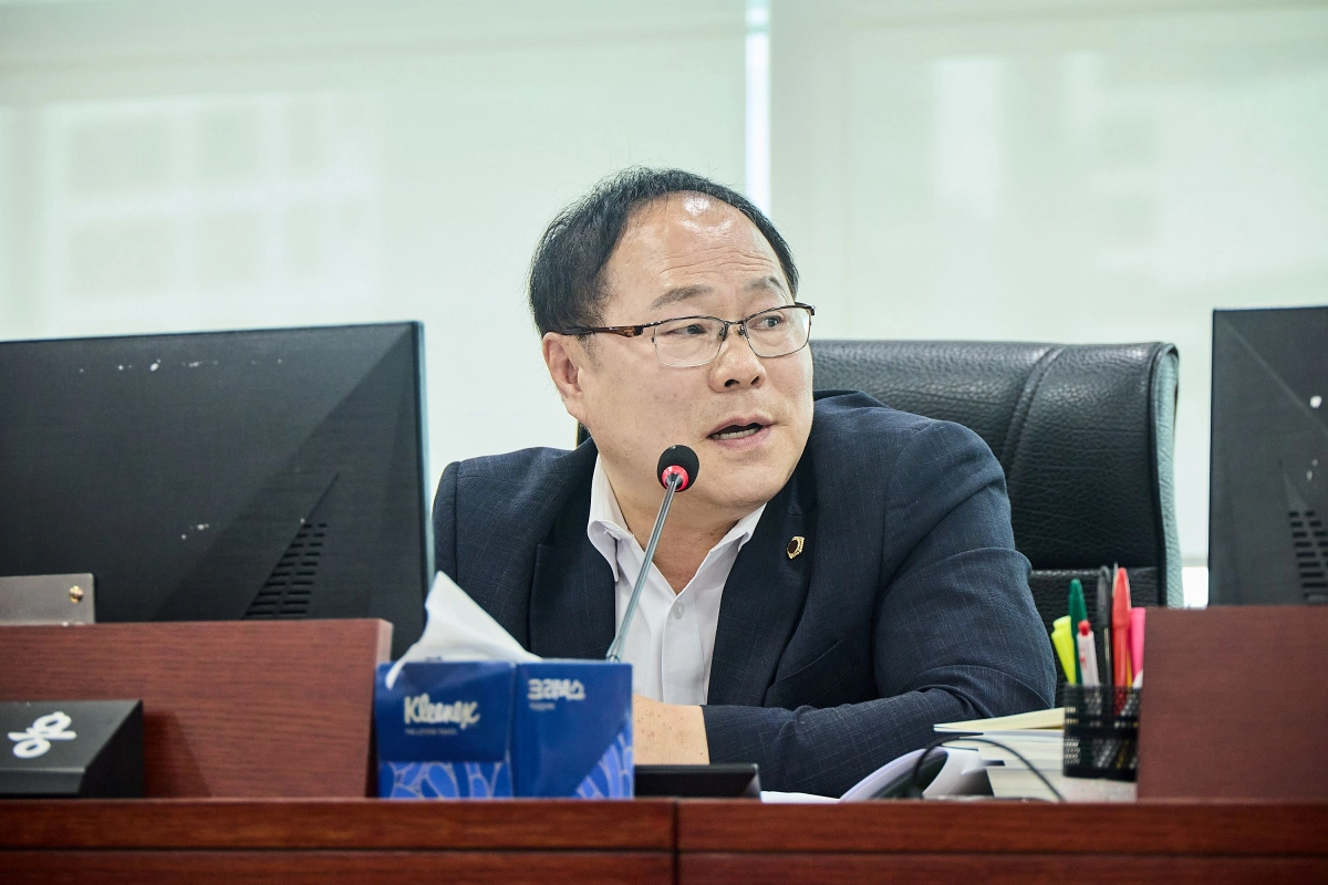 박재용 의원이 27일 예결특위에서 민생지원금 정책의 실효성을 높이기 위해 정보 및 물리적 접근성 개선 등 취약계층을 위한 보완책 마련을 강력히 촉구하고 있다.(사진=경기도의회)