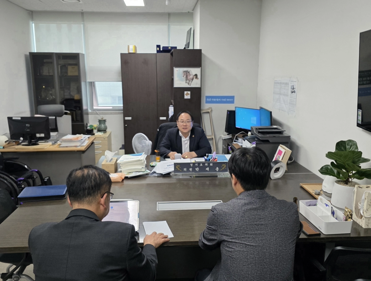 박재용 의원이27일 학교 무대시설 접근성 개선과 관련해 경기도교육청 학교안전과 관계자들과 정담회를 갖고, 무대 경사로 및 리프트 설치의 실효성과 안전성 확보 방안을 논의하고 있다.(사진=경기도의회)