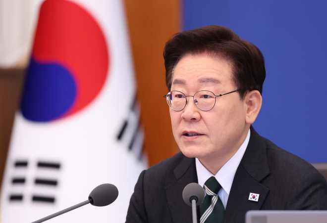 李대통령 “국가 스스로 지켜야… 왜 외국군 없으면 자체방위 어렵단 불안감 갖나”