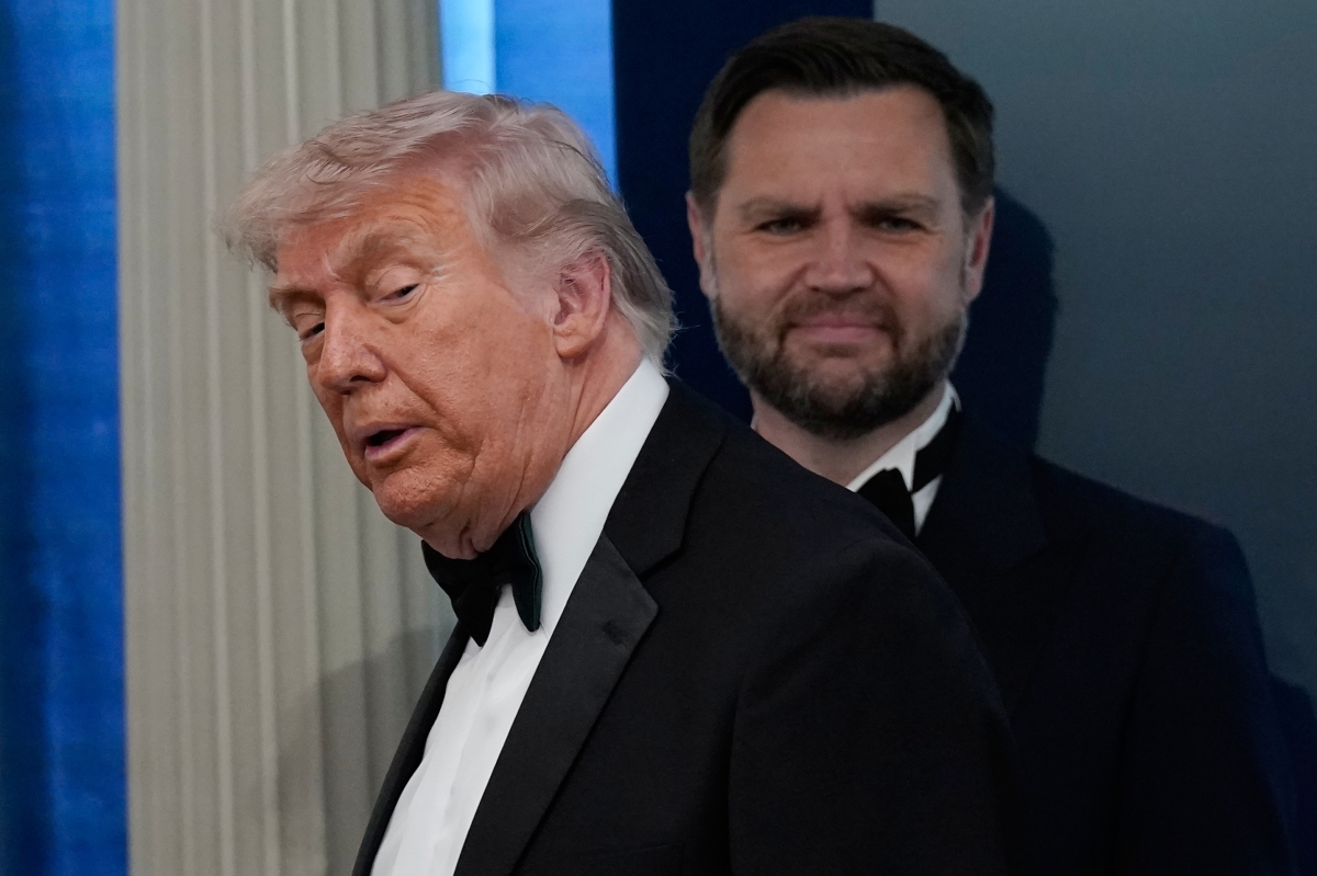 도널드 트럼프 (왼쪽) 미국 대통령이 25일(현지시간) 워싱턴DC에서 열린 연례 백악관 출입기자단 만찬 총격 사건 직후 열린 기자회견을 마치고 떠나고 있다. 오른쪽은 JD 밴스 부통령. 2026.4.26. AP 연합뉴스