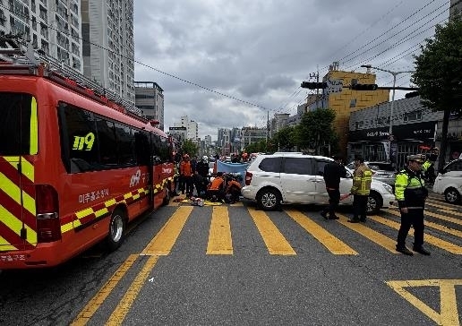 등굣길 횡단보도서 학생 안내하던 60대 경비원 SUV에 치여 숨져