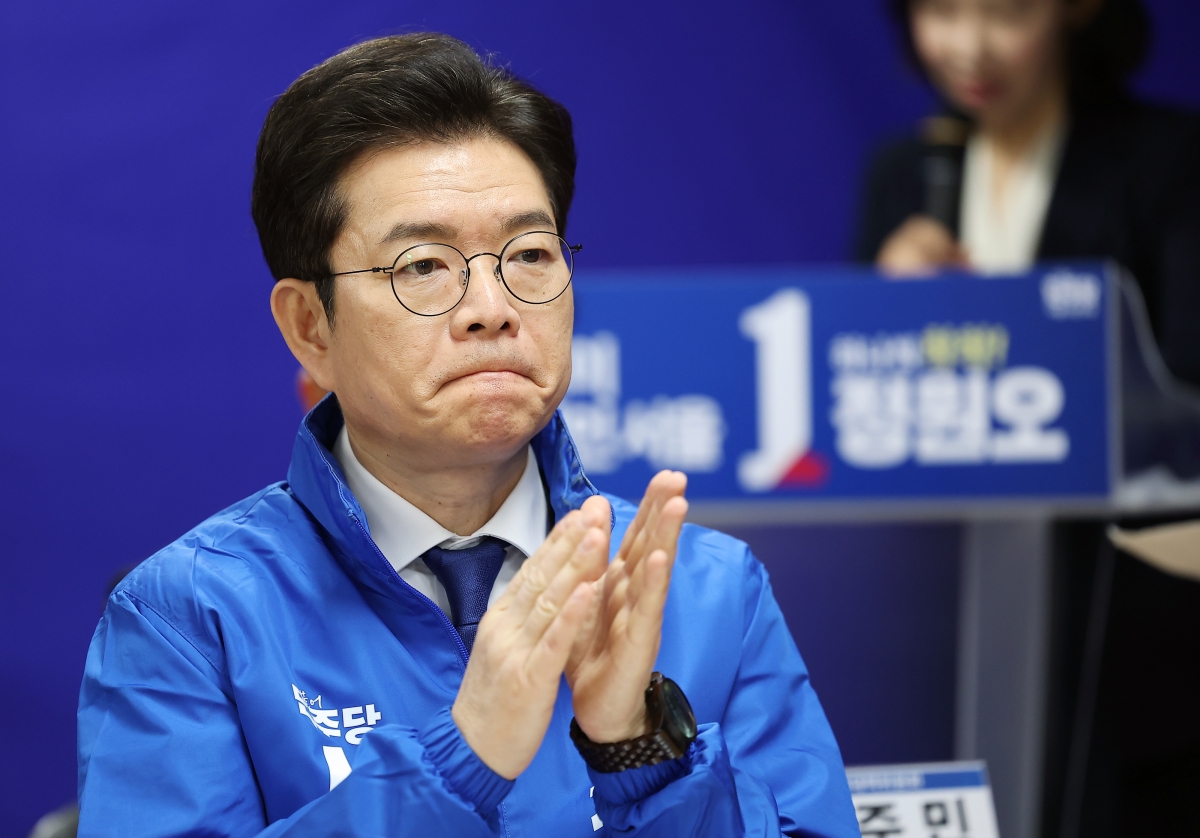 더불어민주당 서울시장 후보인 정원오 전 성동구청장이 28일 서울 중구 한 건물에 마련된 선거캠프에서 열린 선거대책위원회 회의에서 박수치고 있다. 연합뉴스