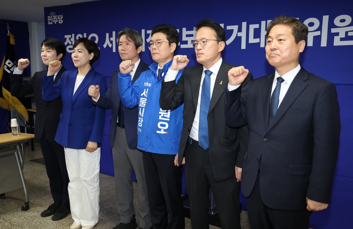 더불어민주당 서울시장 후보인 정원오(오른쪽 세 번째) 전 성동구청장이 28일 서울 중구 한 건물에 마련된 선거캠프에서 열린 선거대책위원회 회의에서 전현희, 박주민 의원을 비롯한 참가자들과 기념촬영하고 있다.  연합뉴스