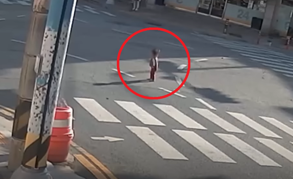 위험천만하게 맨발로 도로 한복판을 돌아다니던 2살 아이가 시민과 경찰의 도움으로 무사히 가족의 품으로 돌아간 사연이 뒤늦게 전해졌다. 경찰청 유튜브