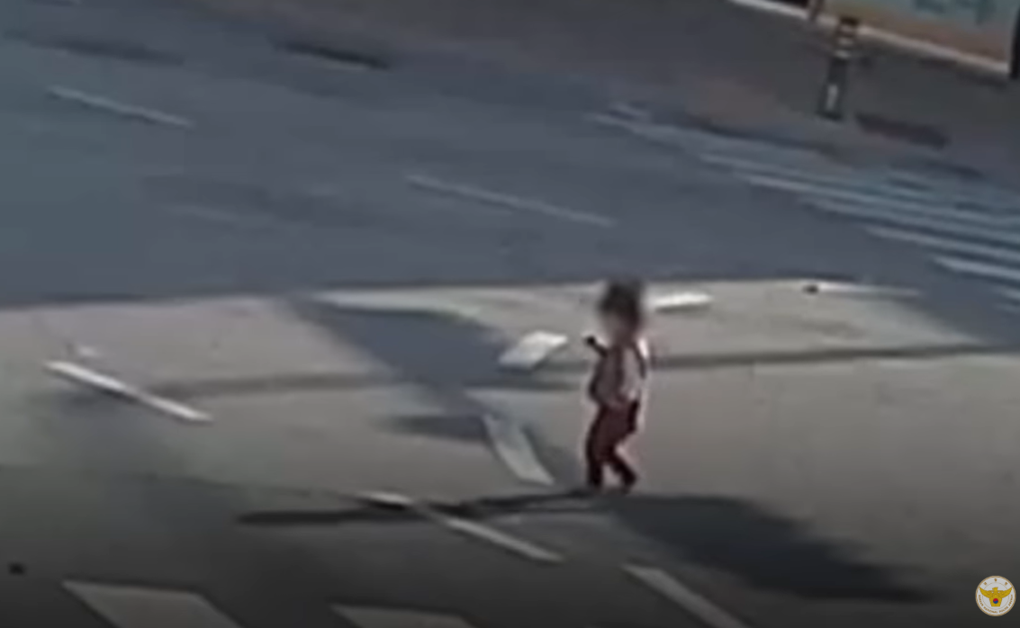 위험천만하게 맨발로 도로 한복판을 돌아다니던 2살 아이가 시민과 경찰의 도움으로 무사히 가족의 품으로 돌아간 사연이 뒤늦게 전해졌다. 경찰청 유튜브