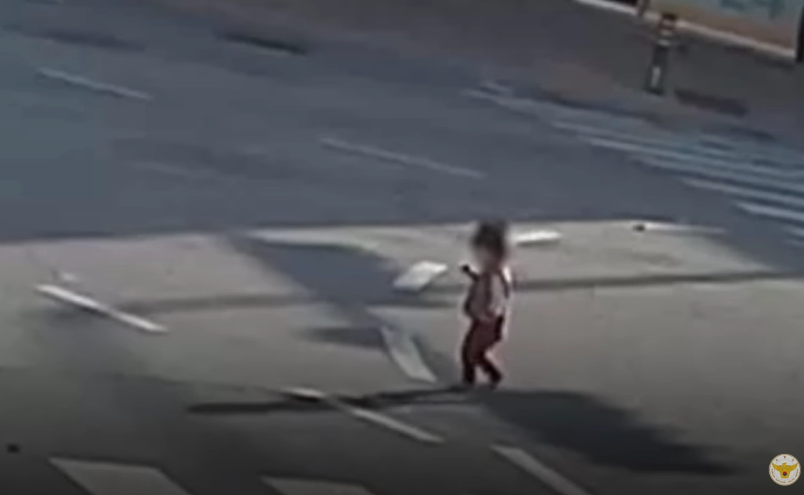 위험천만하게 맨발로 도로 한복판을 돌아다니던 2살 아이가 시민과 경찰의 도움으로 무사히 가족의 품으로 돌아간 사연이 뒤늦게 전해졌다. 경찰청 유튜브