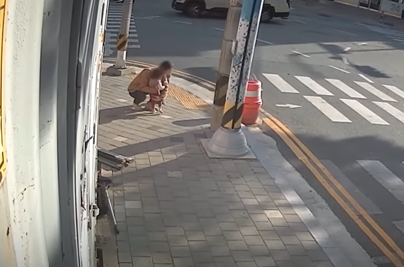 위험천만하게 맨발로 도로 한복판을 돌아다니던 2살 아이가 시민과 경찰의 도움으로 무사히 가족의 품으로 돌아간 사연이 뒤늦게 전해졌다. 경찰청 유튜브