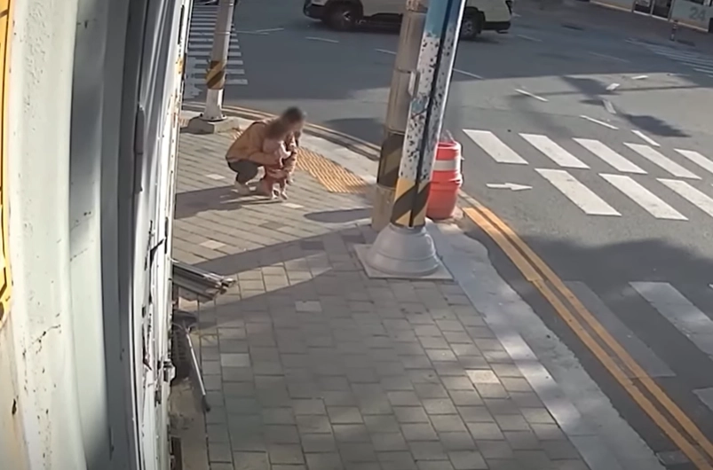 위험천만하게 맨발로 도로 한복판을 돌아다니던 2살 아이가 시민과 경찰의 도움으로 무사히 가족의 품으로 돌아간 사연이 뒤늦게 전해졌다. 경찰청 유튜브