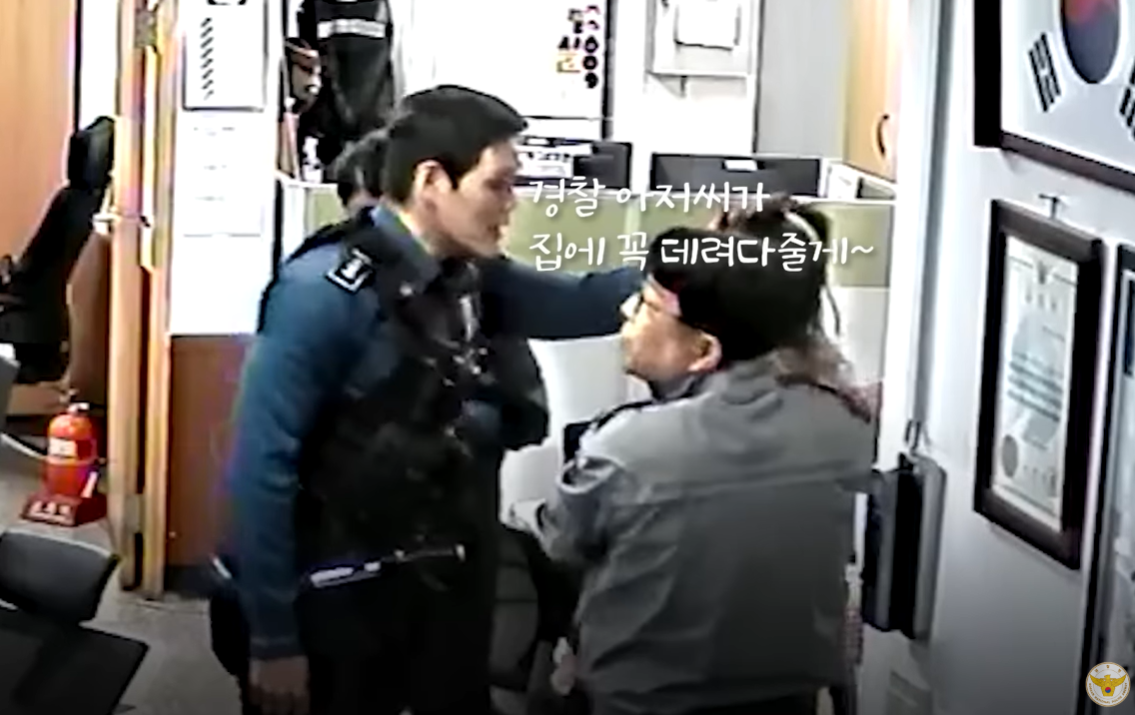 위험천만하게 맨발로 도로 한복판을 돌아다니던 2살 아이가 시민과 경찰의 도움으로 무사히 가족의 품으로 돌아간 사연이 뒤늦게 전해졌다. 경찰청 유튜브