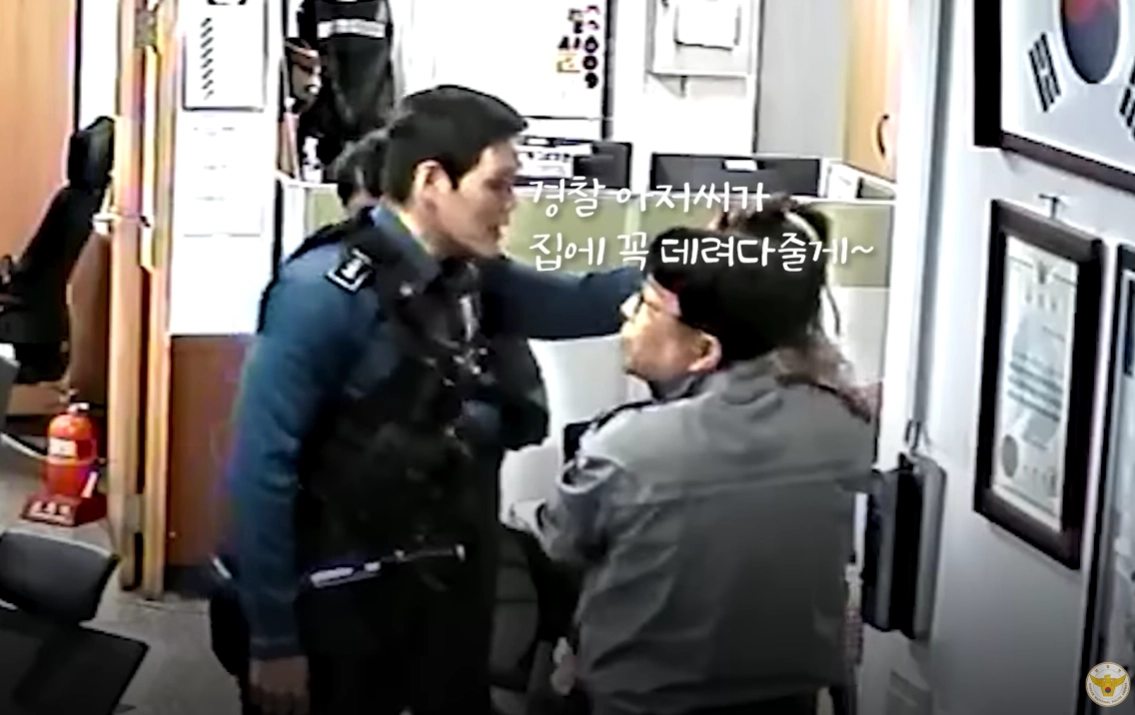 위험천만하게 맨발로 도로 한복판을 돌아다니던 2살 아이가 시민과 경찰의 도움으로 무사히 가족의 품으로 돌아간 사연이 뒤늦게 전해졌다. 경찰청 유튜브